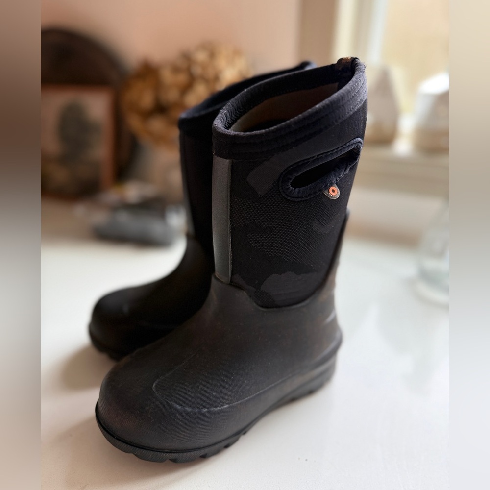 bogs neoclassic boots. Youth size 11.